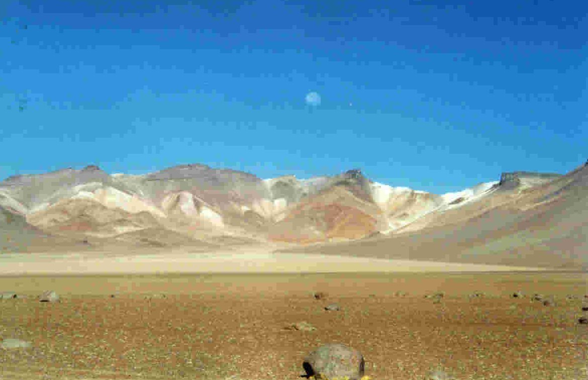 Uyuni_MaanBovenWoestijn.jpg